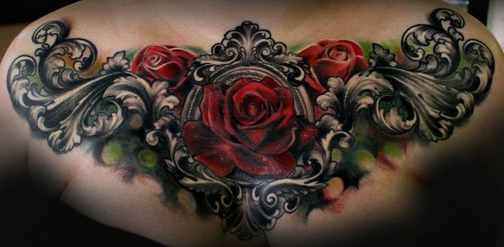 Tatuaje en el pecho, decoración floral masiva maravillosa