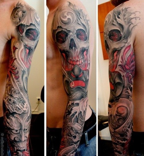 Tatuaje en el brazo, cráneo oscuro fascinante y máscara asiática, dibujo detallado