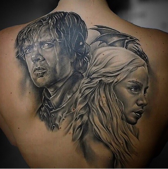 3D sehr detailliertes farbiges oberer Rücken Tattoo von Game of Thrones Helden