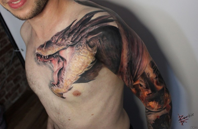 Tatuaje en el brazo,
 dragón fascinante grande volumétrico