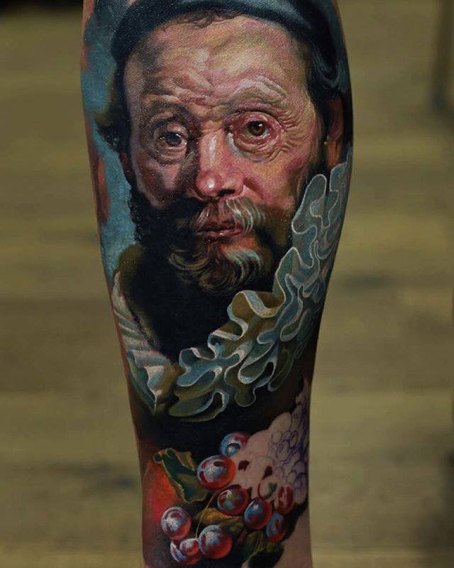 Tatuaje en la pierna, retrato multicolor de hombre viejo medieval