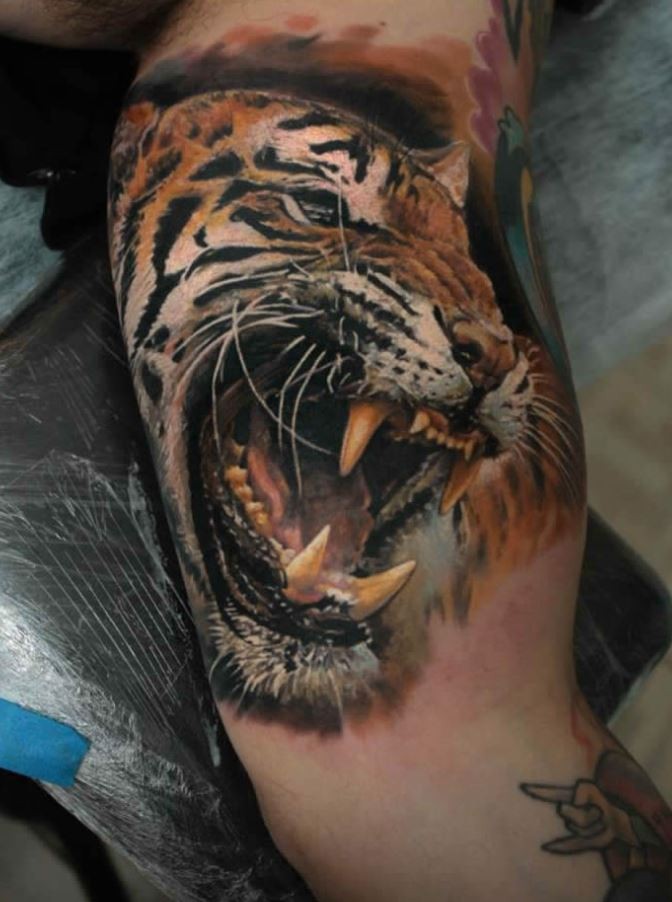3D sehr detaillierter bunter brüllender Tiger Tattoo am Bizeps