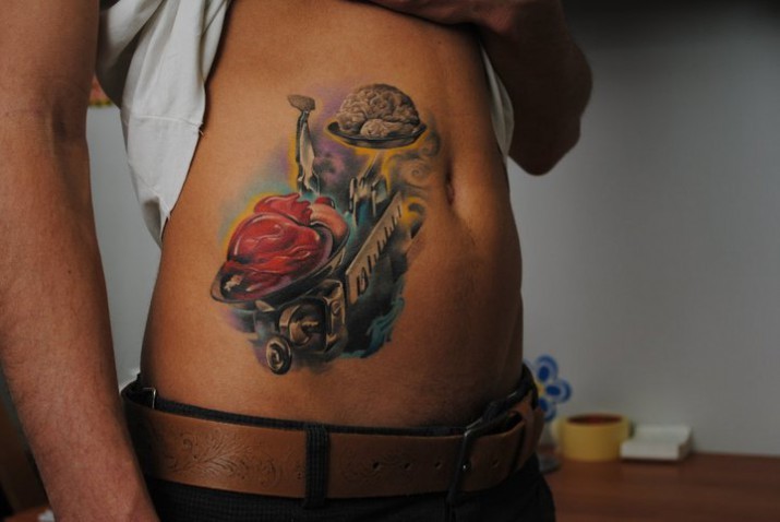 3D sehr detailliertes buntes Seite Tattoo des menschlichen Herzens und Hirn auf Waage