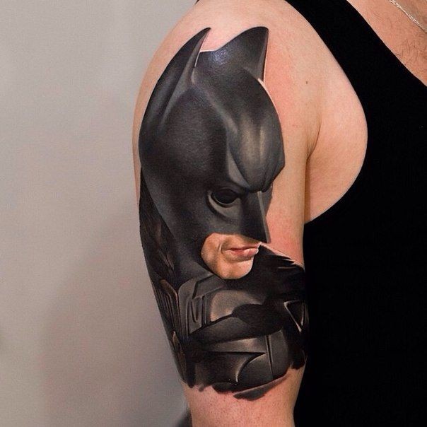 Tatuaje en el brazo, retrato de Batman impresionante volumétrico