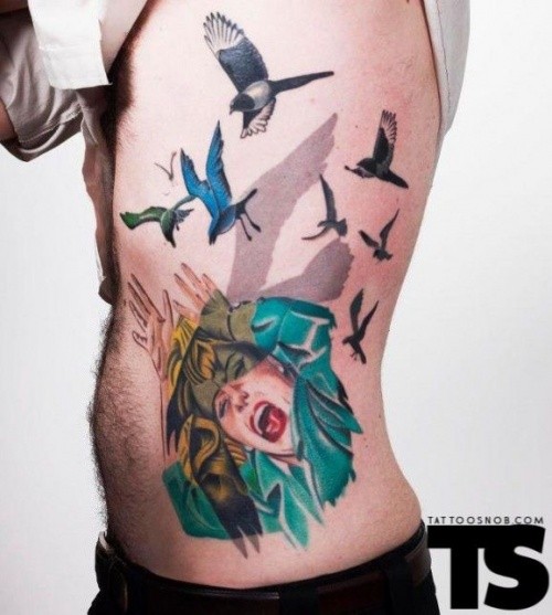 Tatuaje en el costado,  mujer que grita y bandada de aves diferentes