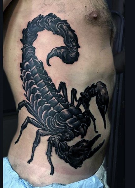 3D sehr detaillierter massiver schwarzer Skorpion Tattoo an der Seite