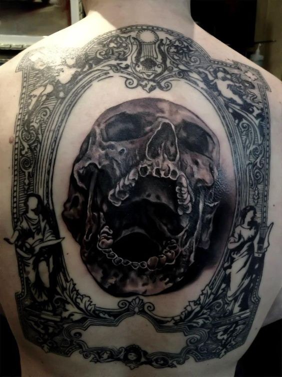 3D very detailed screaming skull portrait tattoo on back stylized with angelic statues