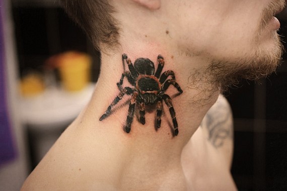 Tatuaje en el cuello, araña venenosa volumétrica