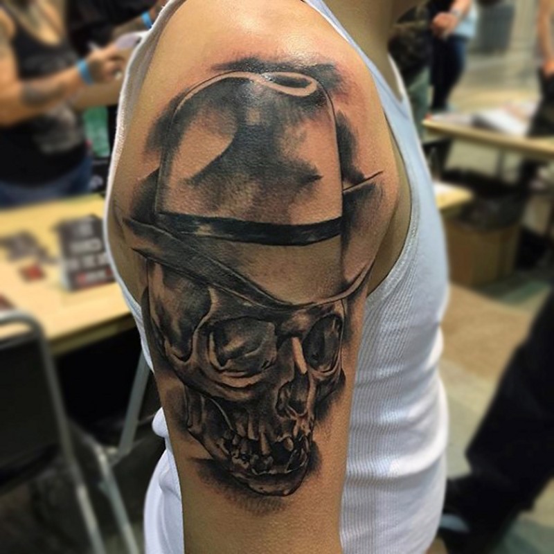 Tatuaje en el brazo, cráneo de vaquero en sombrero precioso