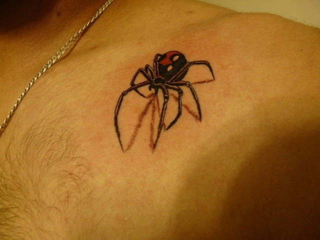 Tatuaje  de araña venenosa volumétrica en el hombro