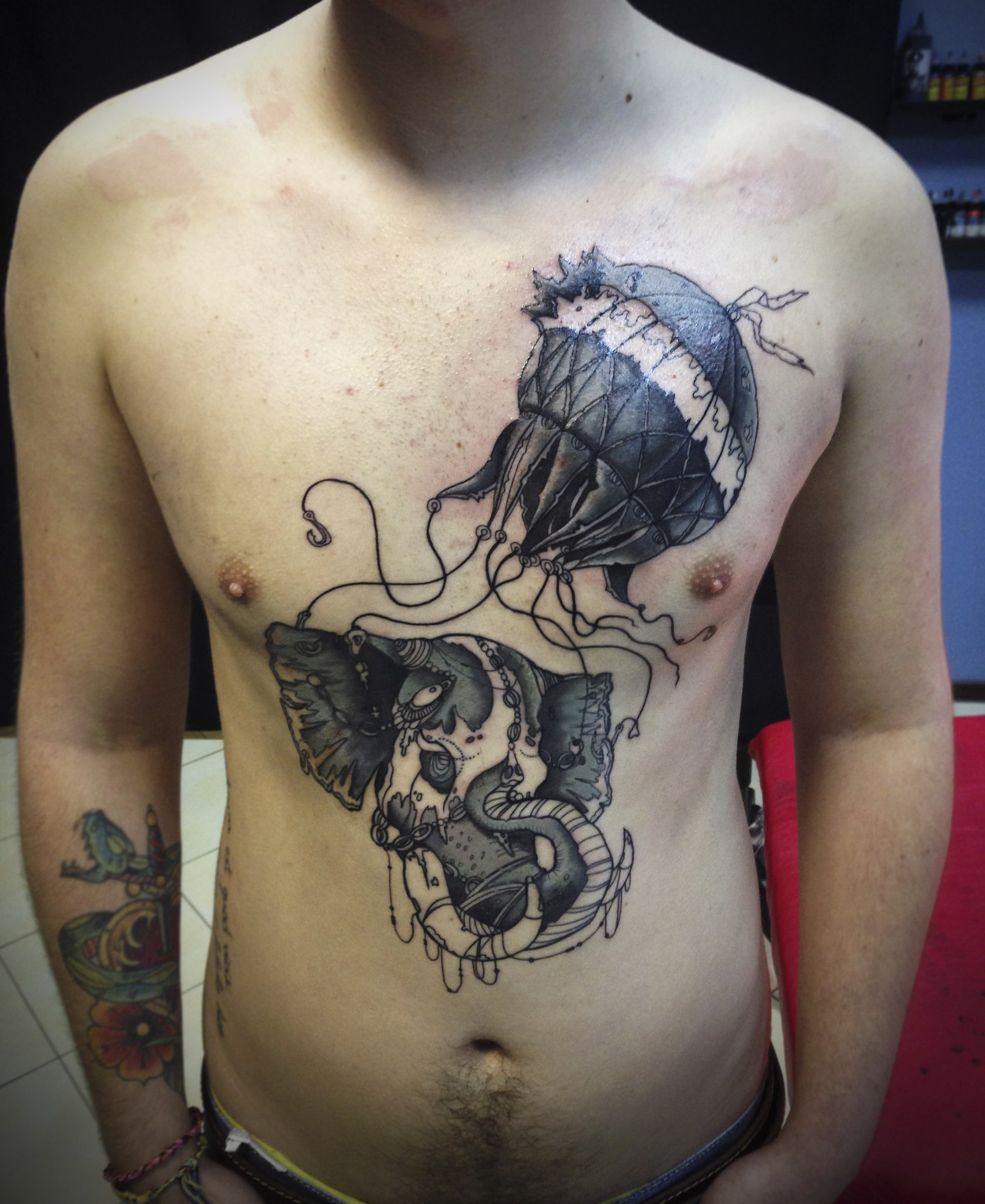 Tatuagem de arte Absract no peito e no estômago