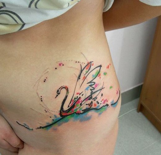 Tatuaje  de cisne multicolor  en la cadera