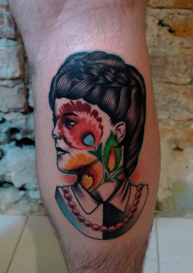 Preciso pintado por Mariusz Trubisz tatuagem de mulher com flores