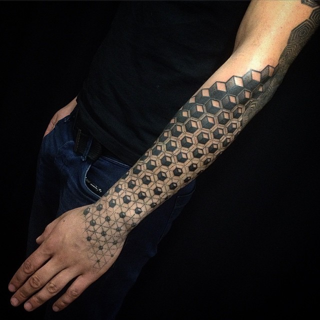 Erstaunliches Tattoo mit schwarzer Abstraktion in Tusche als Ärmel am Unterarm gestaltet