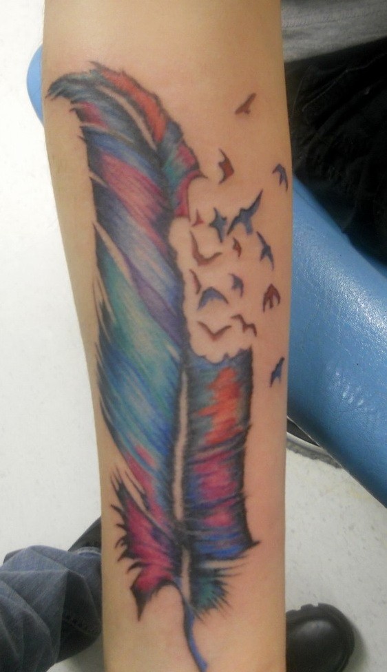 Tatuaje en el antebrazo,
pluma linda tierna con aves diminutas