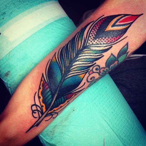 eccezionale colorata vecchia scuola piuma tatuaggio su braccio
