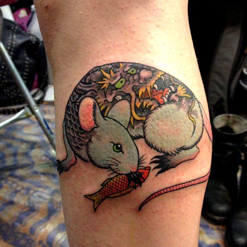 Erstaunliches Tattoo von tätowiertem im japanischen Stil Nagetier mit Fisch im Maul an der Wade