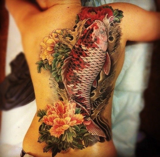 Tatuaje en la espalda, pez japonesa hermosa enorme y flores amarillas