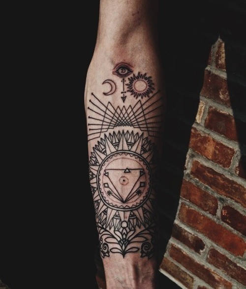 Tatuaje en el antebrazo, mandala con símbolos geometricos secretos