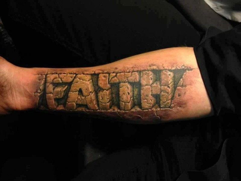 Unterarm tattoo buchstaben Tattoo Schriftzug