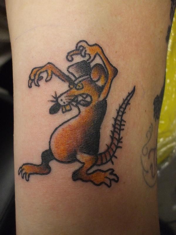 Tatuaje en el brazo,
rata parda peligrosa