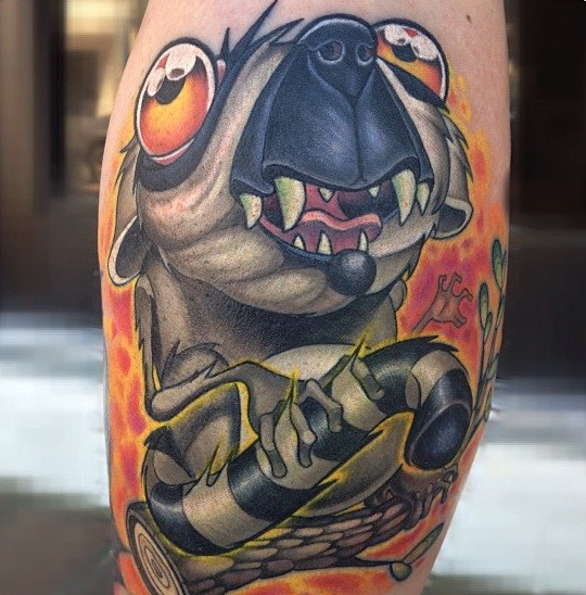 Farbtattoo mit amüsantem Zeichentricklemur an der Wade