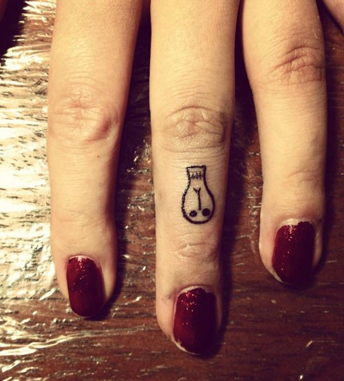 divertente lampadina inchiostro nero tatuaggio su dito