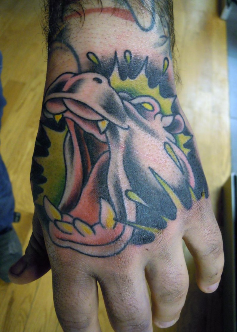 Wütender bunter Flusspferdkopf auf grünem Hintergrund Tattoo an der Hand