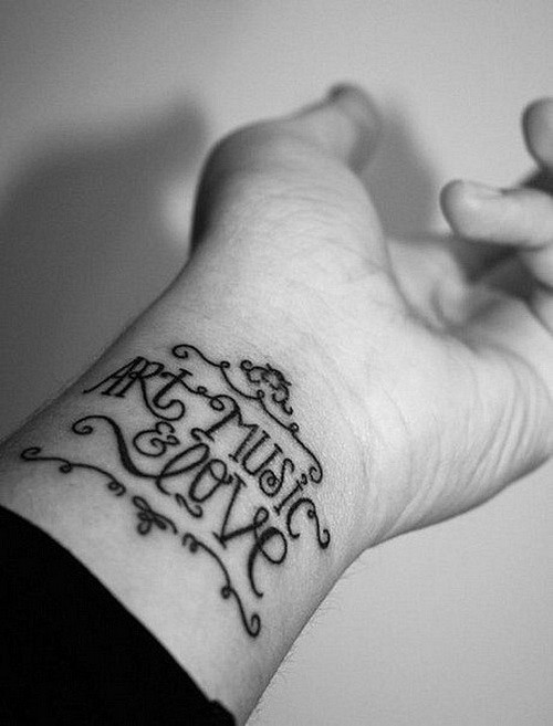 Tattoo &quotKunst, Musik, Liebe" mit Ornament am Arm