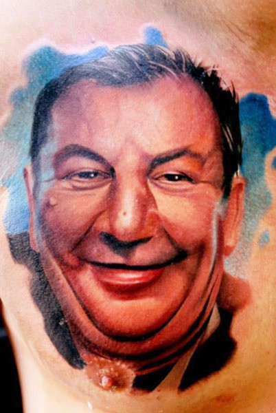 Tatuaggio di petto colorato stile arte del ritratto di un uomo sorridente