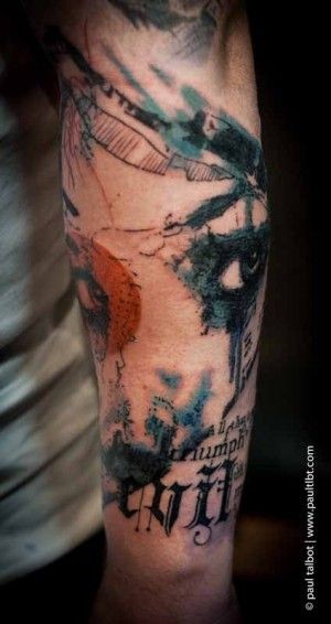 Estilo de arte color woma eyes tatuaje en el brazo