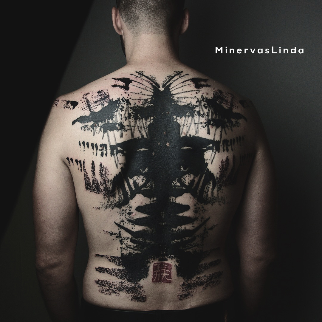 Tatuaggio stile asiatico su tutta la schiena di Minervas Linda