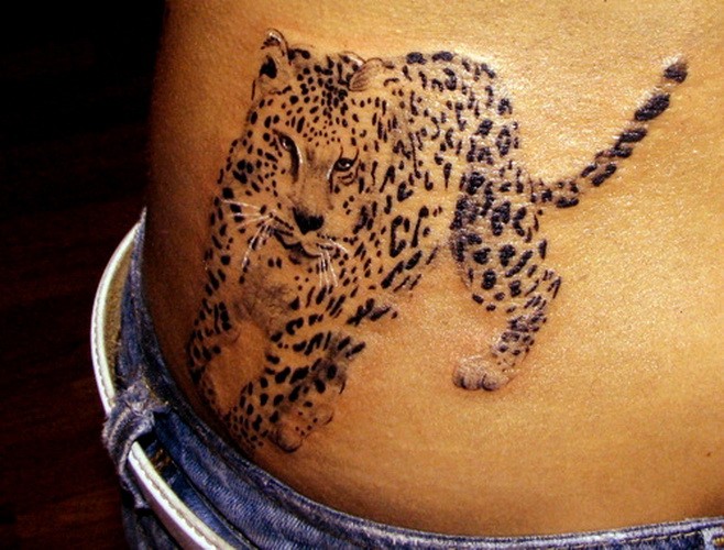 Tattoo mit attraktivem Gepard in Schwarzweiß auf der Seite