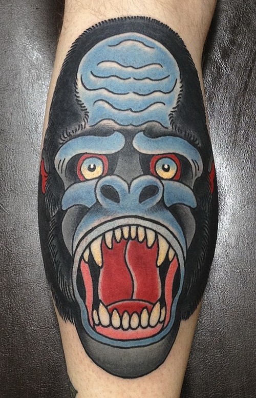 attratto vecchia scuola colorato infuriata testa gorilla tatuaggio su braccio