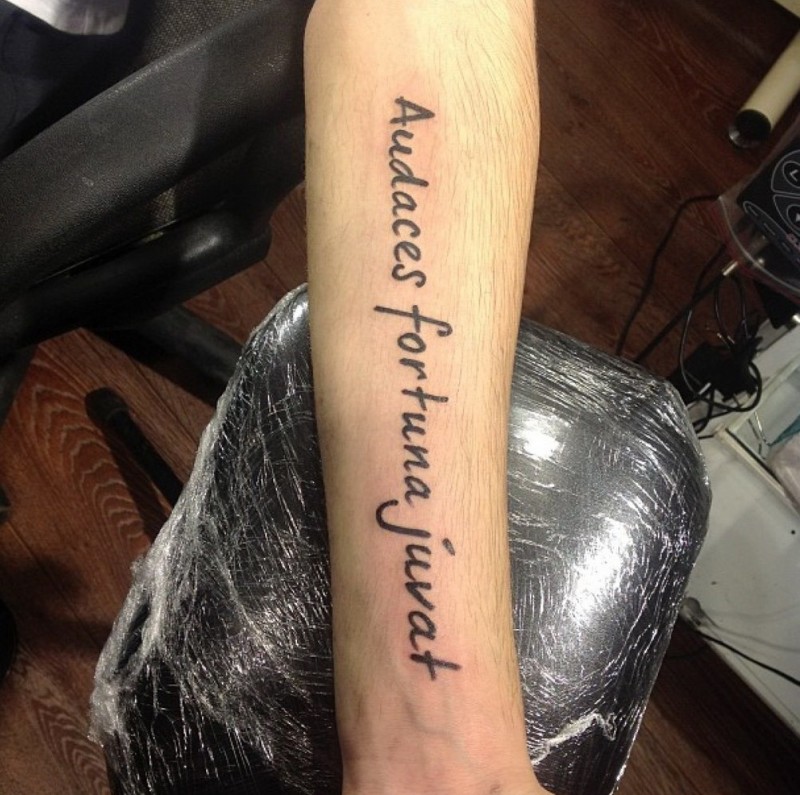 citazione latino audaces fortuna juvat tatuaggio su braccio