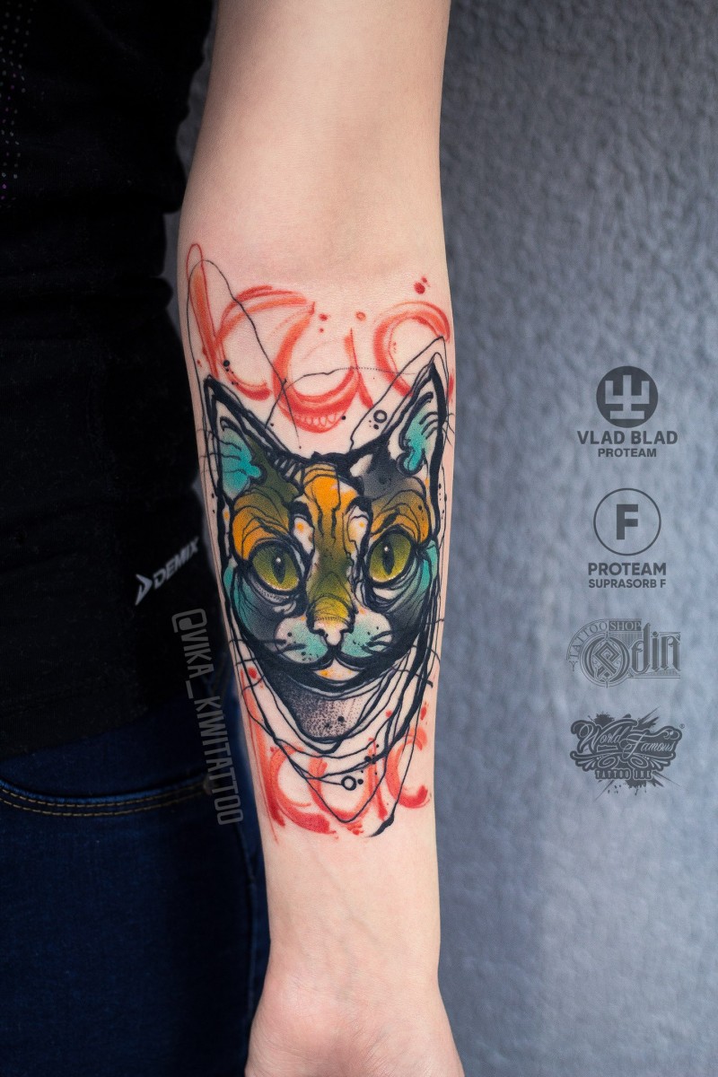 Impresionante tatuaje de gato brillante en la muñeca