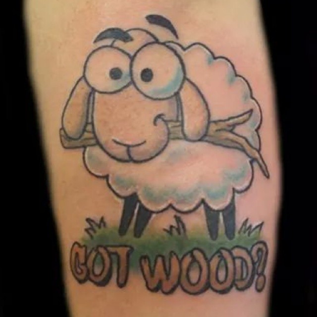Tatuaje  de oveja con ramita en la boca
