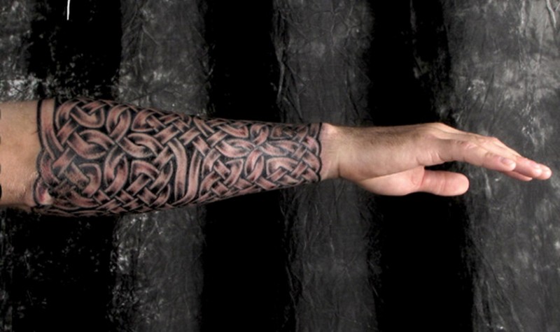 Erschütterndes Tattoo von keltischem Harnisch als Ärmel am Unterarm gestaltet