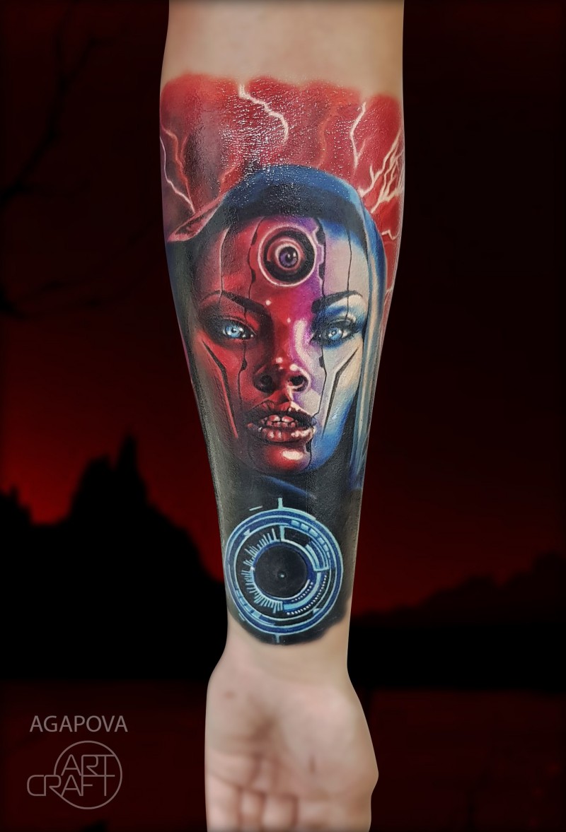 Impresionante tatuaje de cabeza de cyborg en el antebrazo