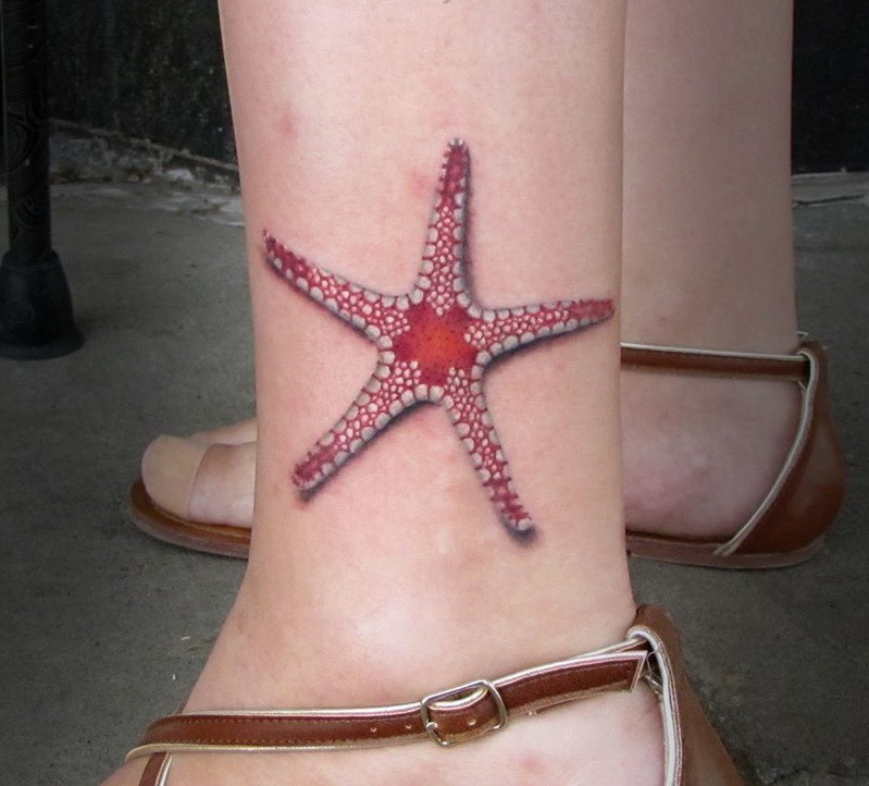 eccezionale elegante stella marina rossa tatuaggio su caviglia di ragazza