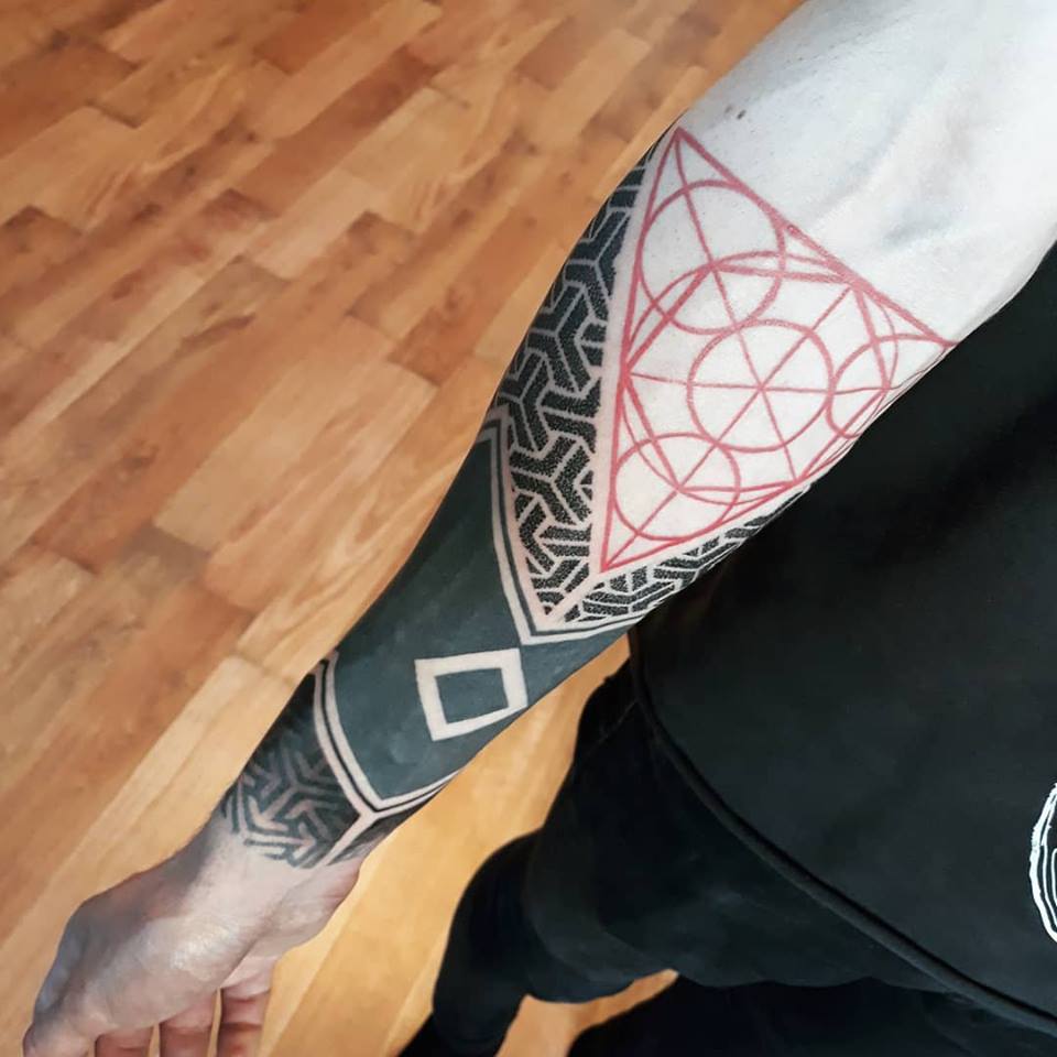 Impressionante tatuaggio geometrico sull&quotavambraccio