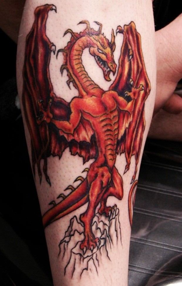 Erschütterndes Tattoo von rotem Drache am Unterarm