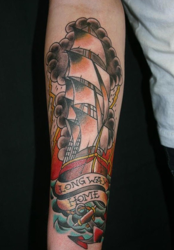 Erschütterndes Tattoo im altschulischem Stil vom Schiff mit Aufschrift auf Schleife am Unterarm für Männer