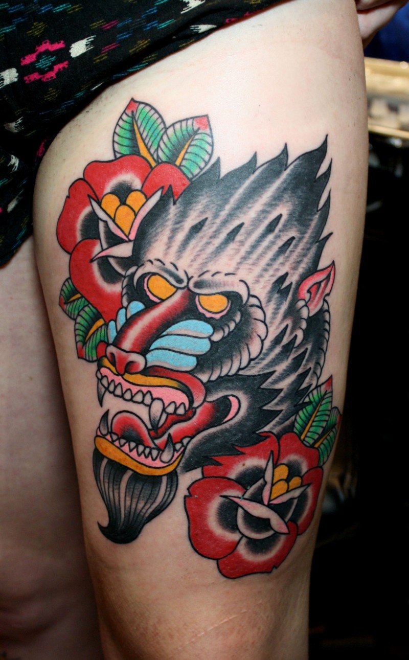 Tatuaje en el muslo, 
babuino peligroso con flores rojas