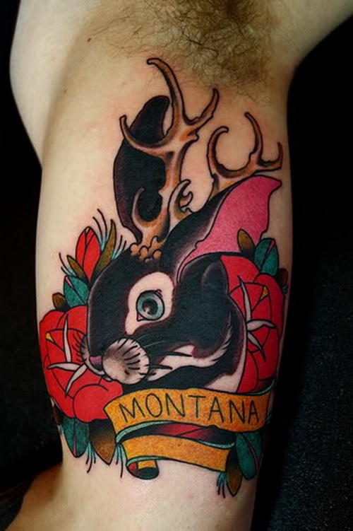 Tatuaje en el brazo,
liebre negro con cuernos de ciervo, old school