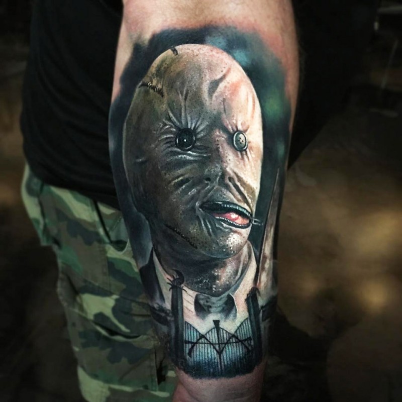 Incrível tatuagem colorida pintada de homem em máscara assustador