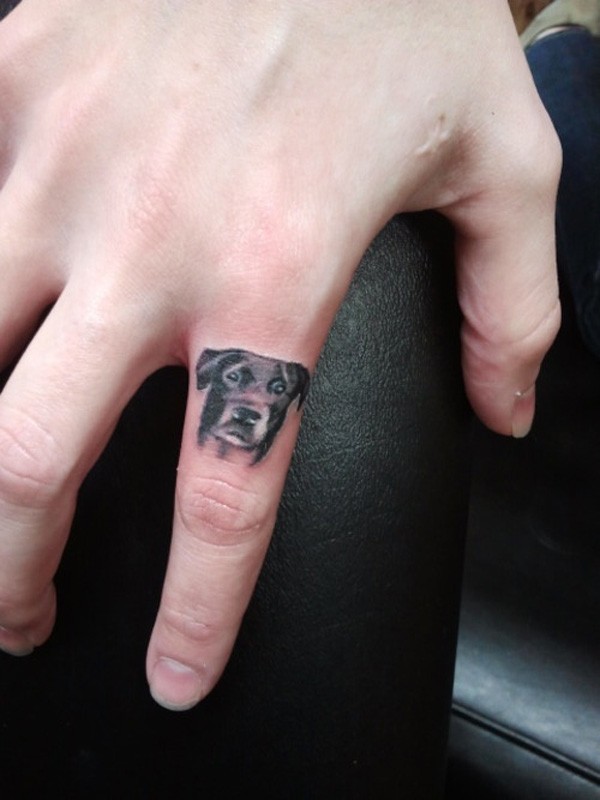 bel ritratto di cane piccolo tatuaggio su dito