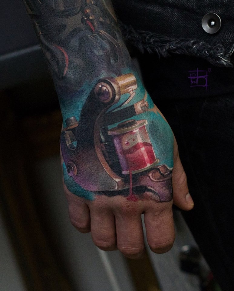 Awesome tattoo mashine on wrist