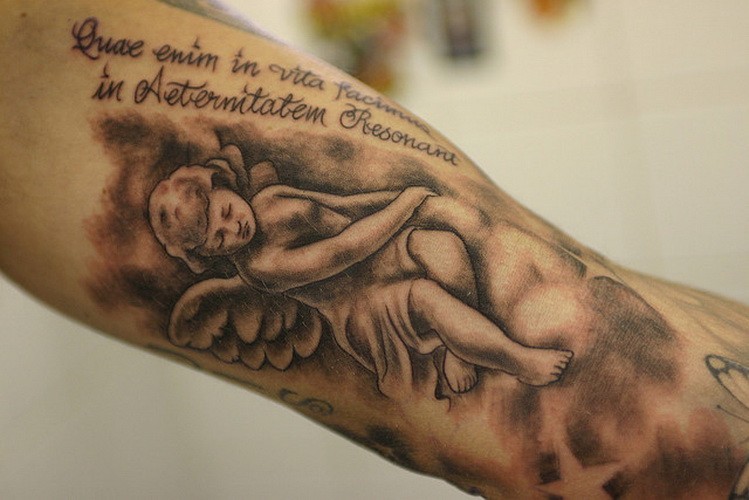 bellissimo angelo e citazione latina tatuaggio su braccio