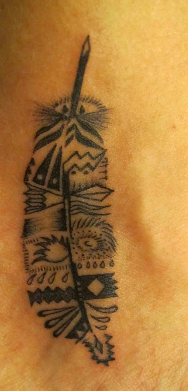 Schöne schwarzweiße Tribal Feder Tattoo